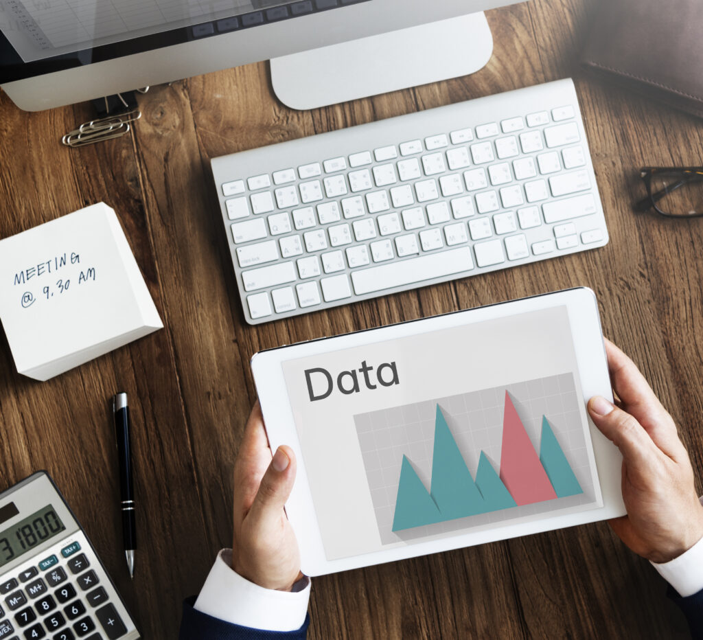 Empresário que trabalha em finanças. Faz análise de dados com VBA para o orçamento do gráfico financeiro e o planejamento para o futuro na sala de escritório.